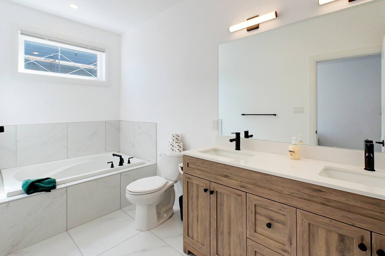 7 bdrm Blue Mountain Luxury Chalet/6.5 bath/HotTub | Photo 14