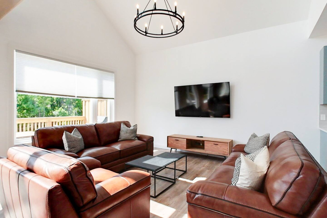 7 bdrm Blue Mountain Luxury Chalet/6.5 bath/HotTub | Photo 4