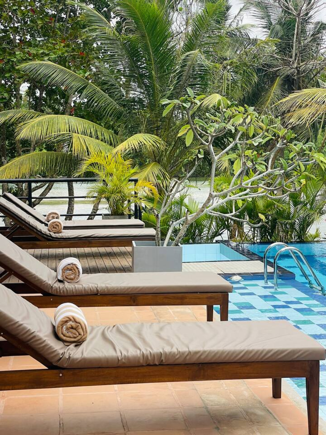 Chic Poolside Room on the Lake - Photo 3