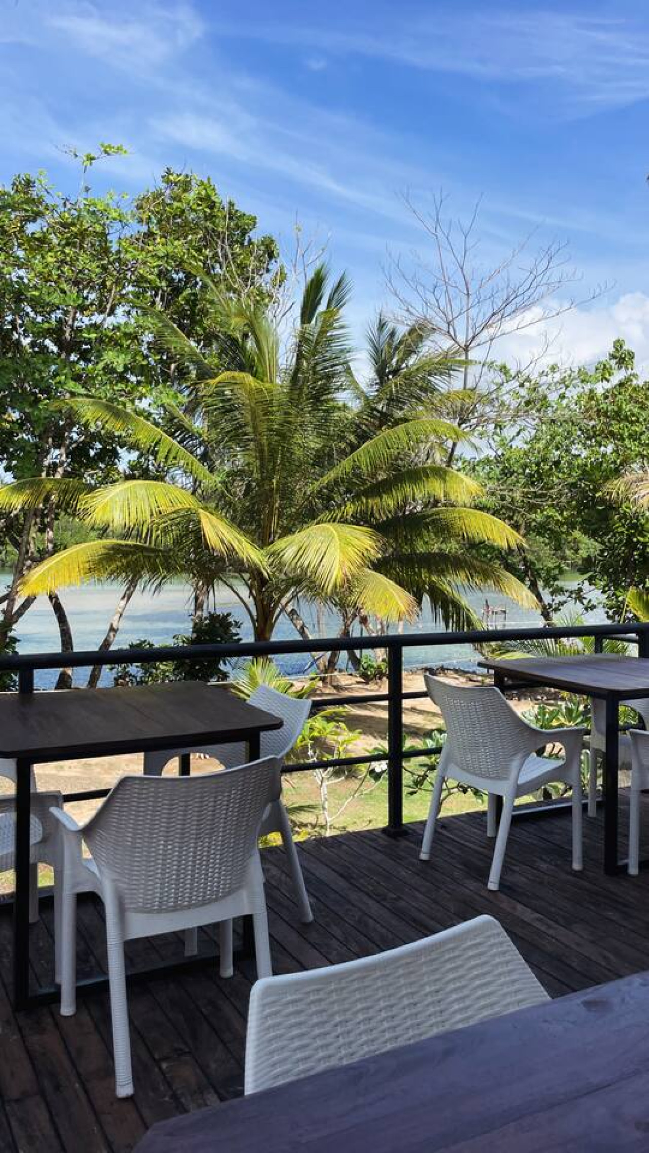 Ko Lake Villa infinity pool overlooking Koggala Lake