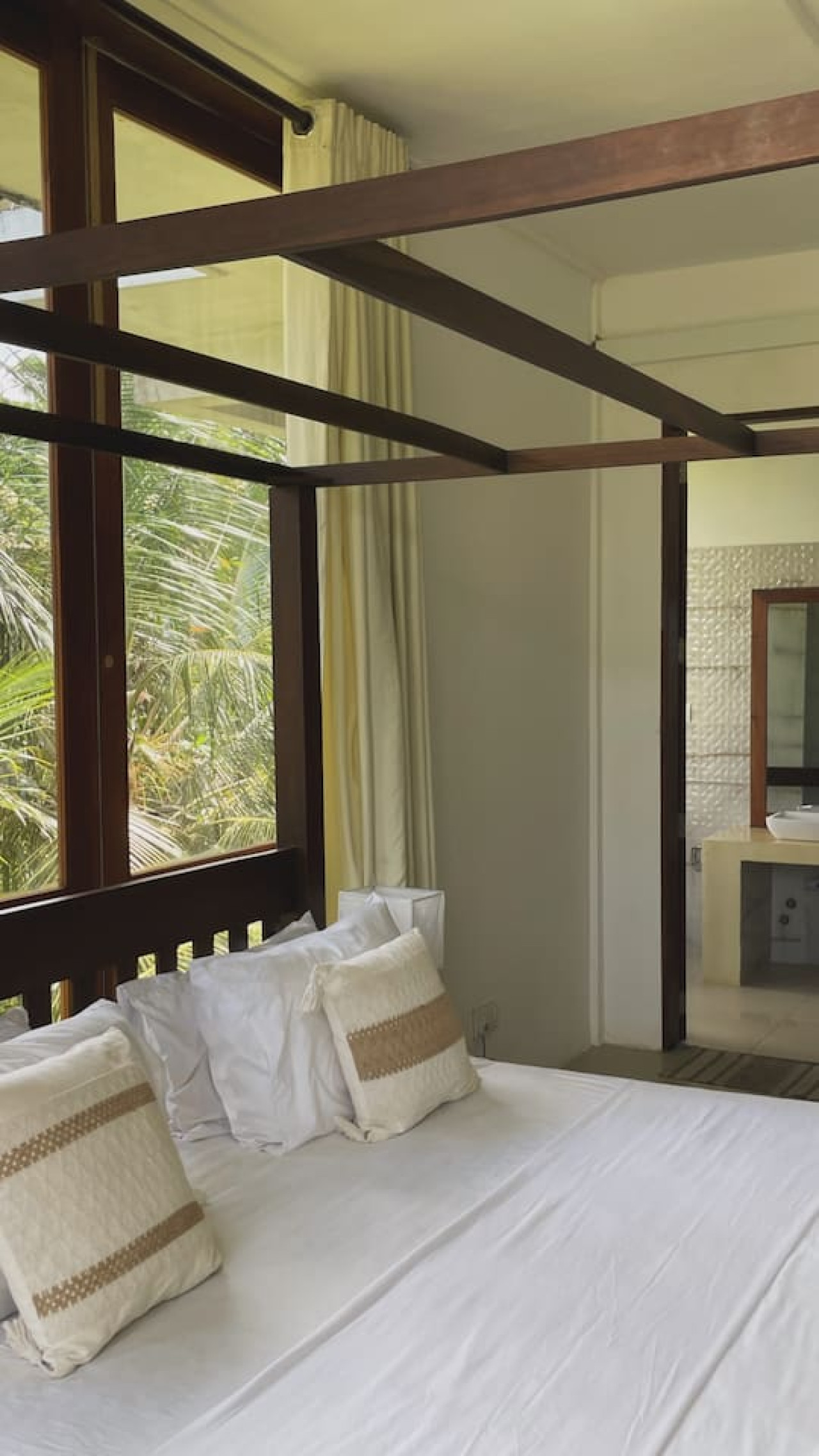 Stylish Lakefront Suite with Pool - Photo 2