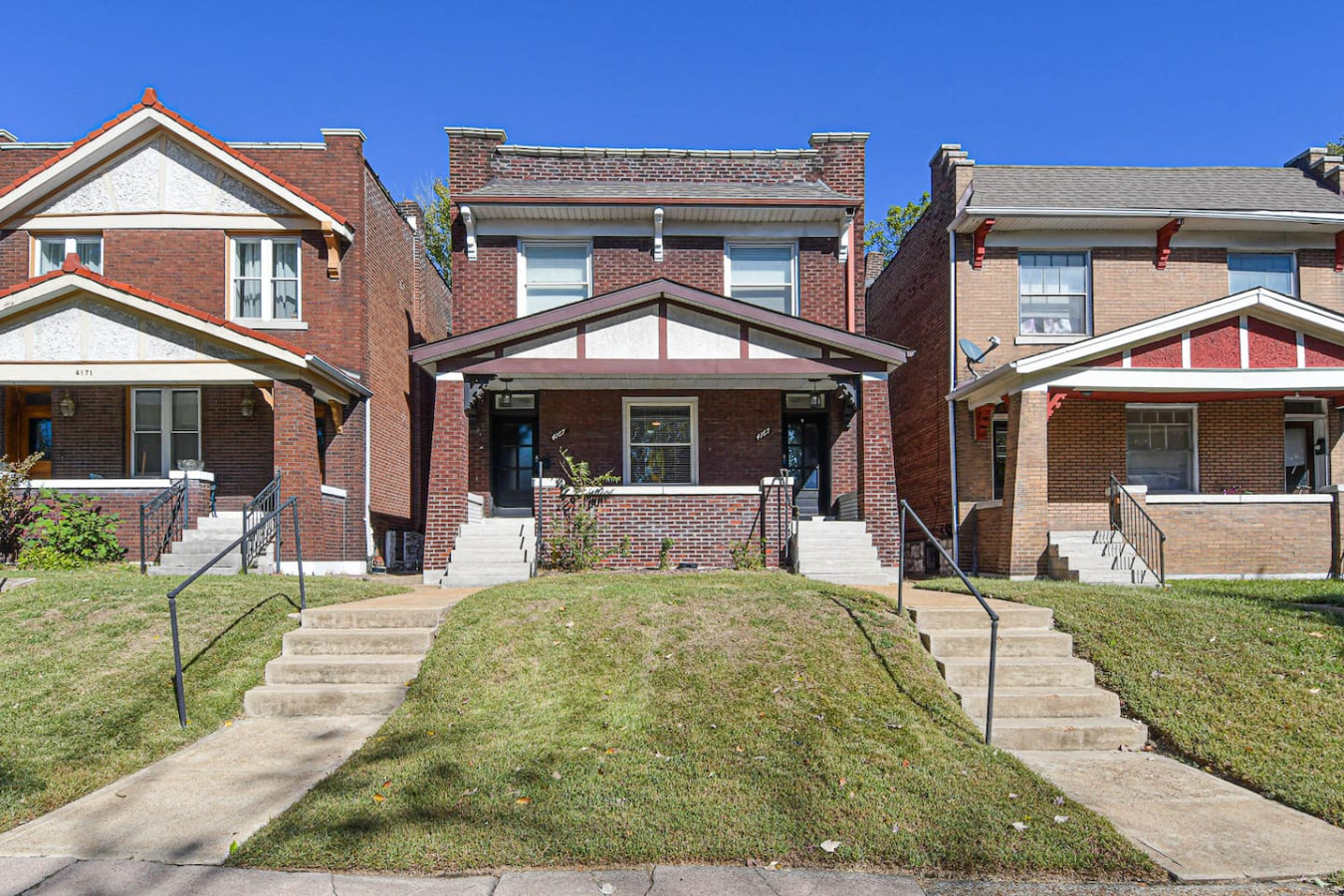Spacious Fenced Yard And Two Full Kitchens - Stylish Family Retreat - Saint-Louis, MO