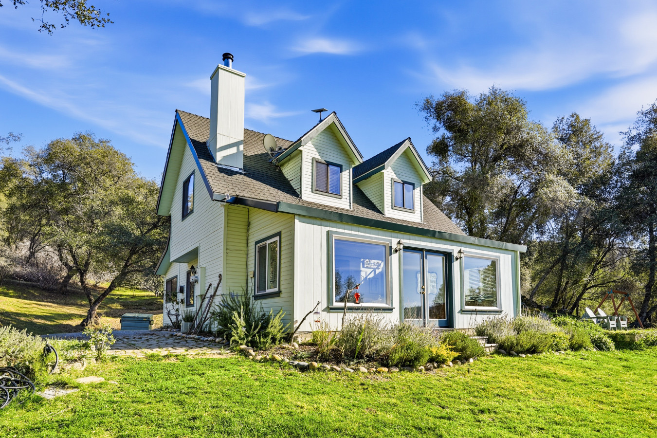 Sunset Cottage near Yosemite — view 2