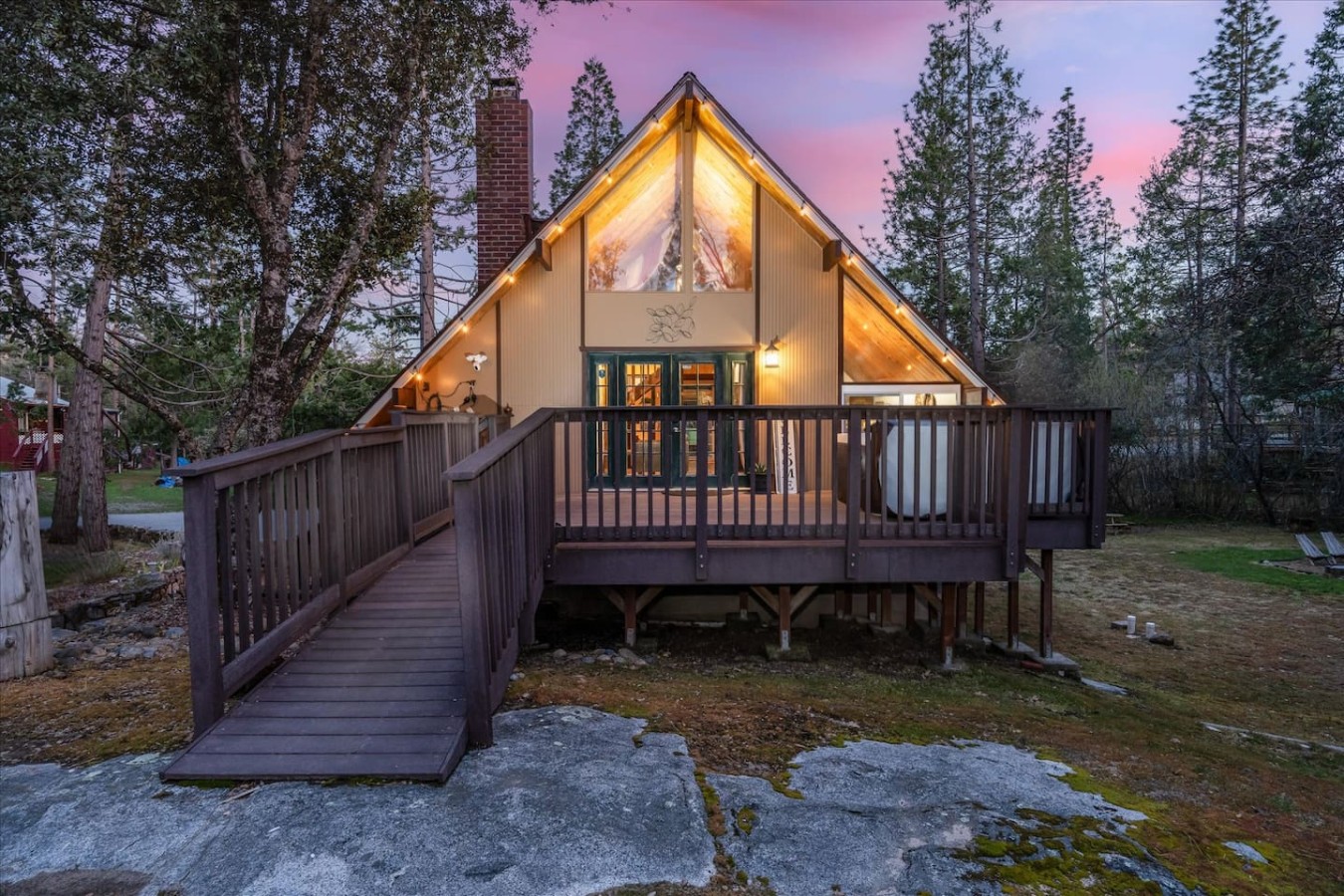 Family A-frame with hot tub minutes from Bass Lake