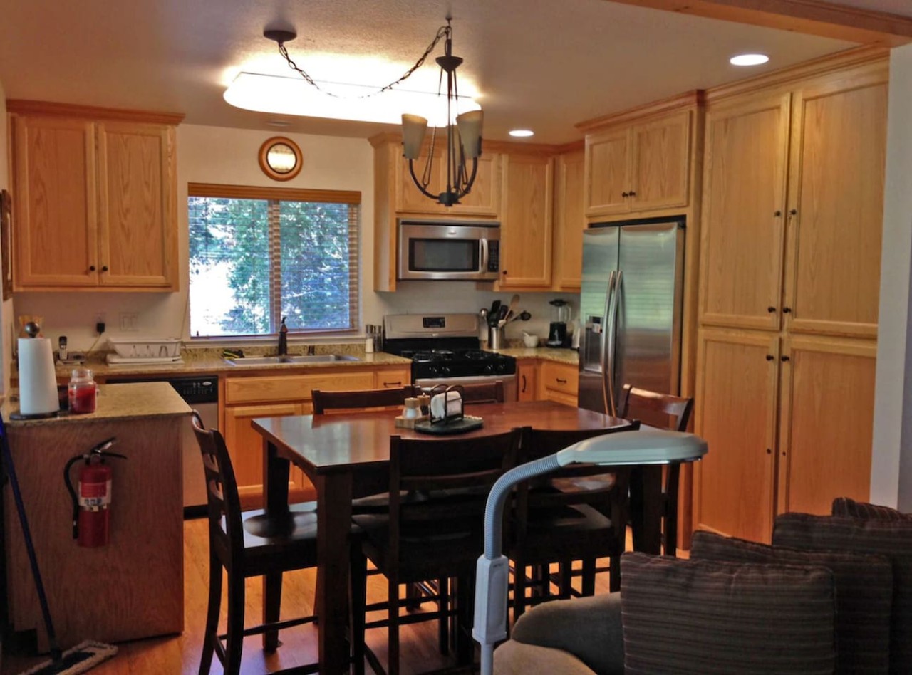 Yosemite Inverness House Inside YNP- Sleeps 8 — view 3