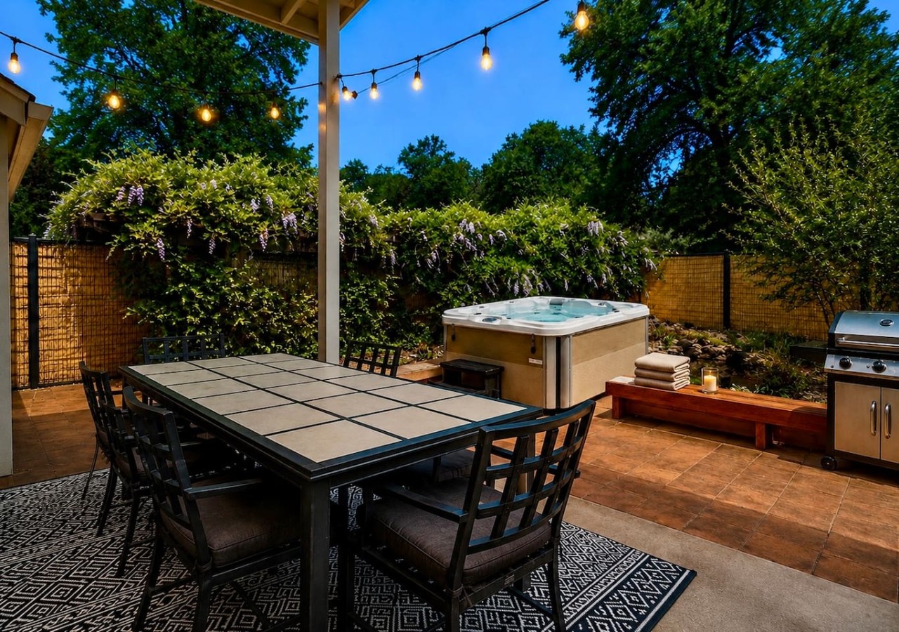 Yosemite/Bass Lake • Hot tub • Modern Comfort — view 3
