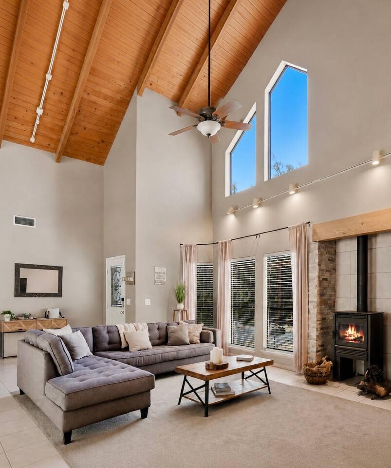 Yosemite/Bass Lake • Hot tub • Modern Comfort — view 2