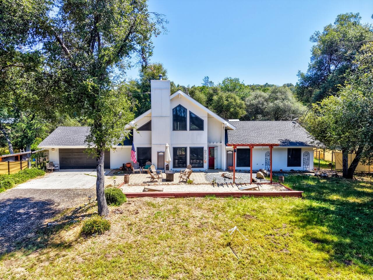 Yosemite/Bass Lake • Hot tub • Modern Comfort — view 4