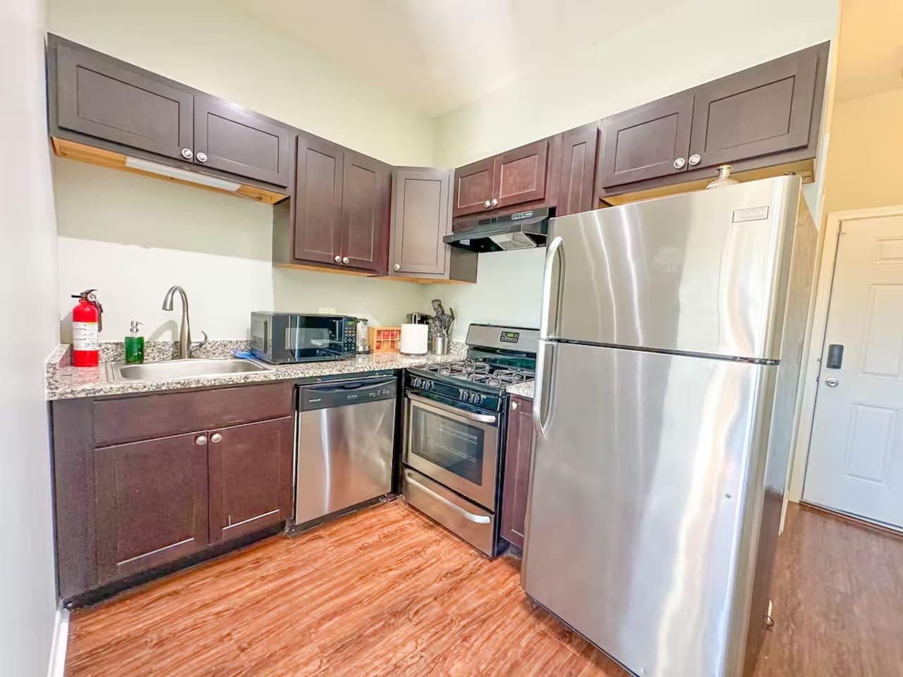 Spacious 2BR Family Chicago Oasis in Irving Park