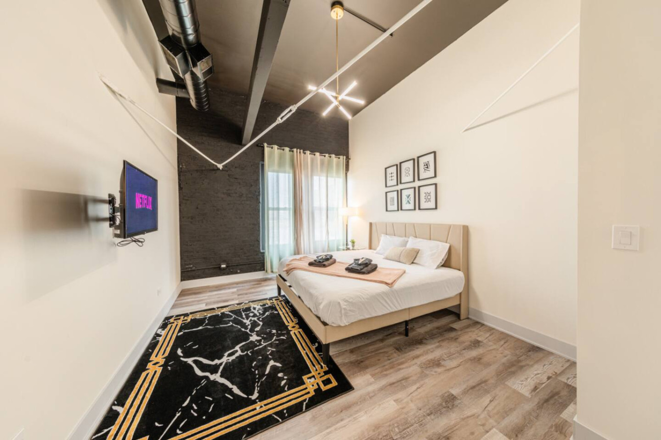 Luxury 5BR w/ King Bed & Pool Table | Near Chinatown