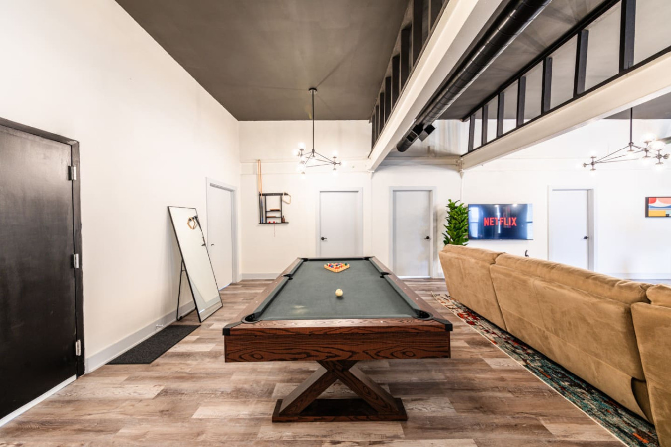 Luxury 5BR w/ King Bed & Pool Table | Near Chinatown