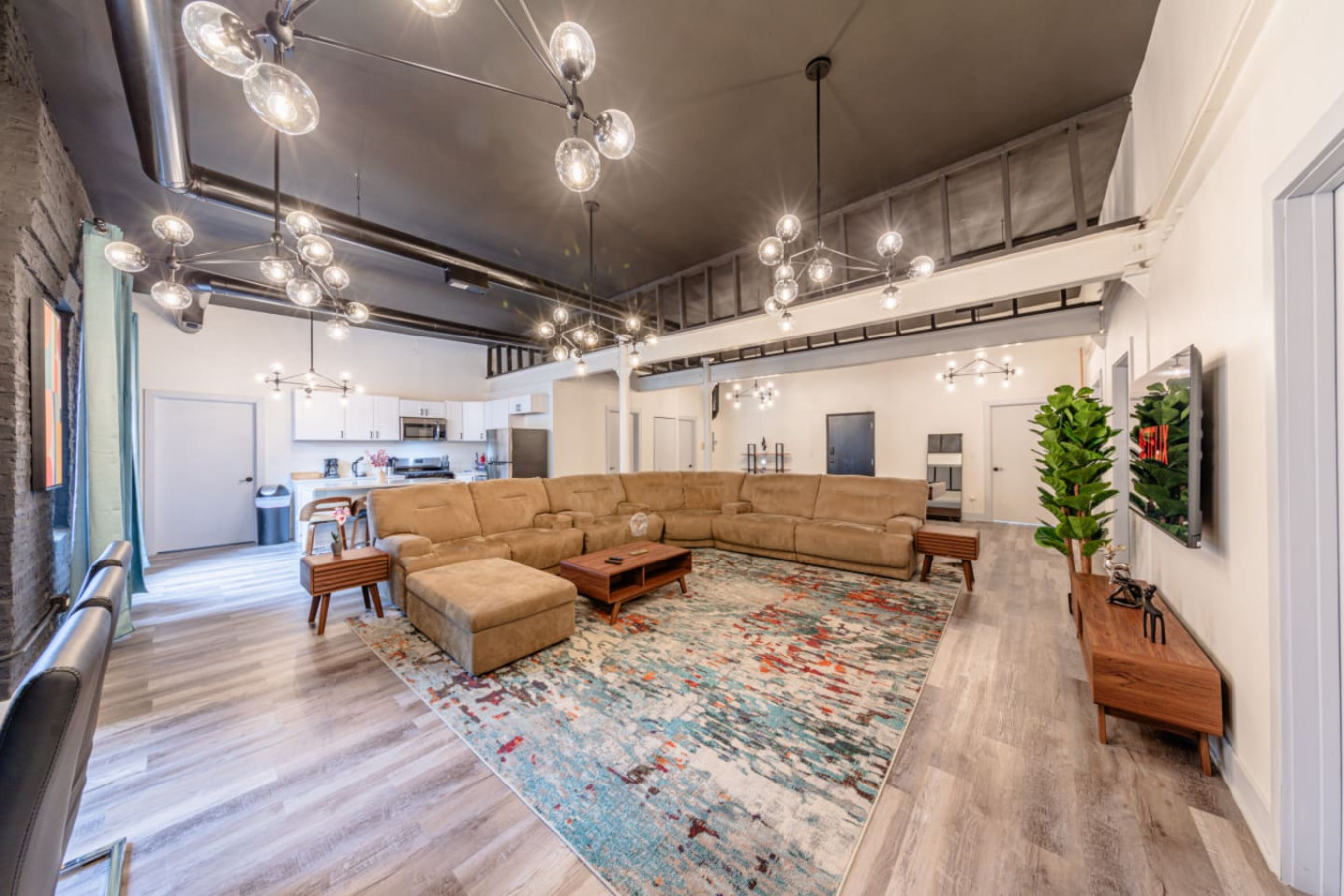 Luxury 5BR w/ King Bed & Pool Table | Near Chinatown