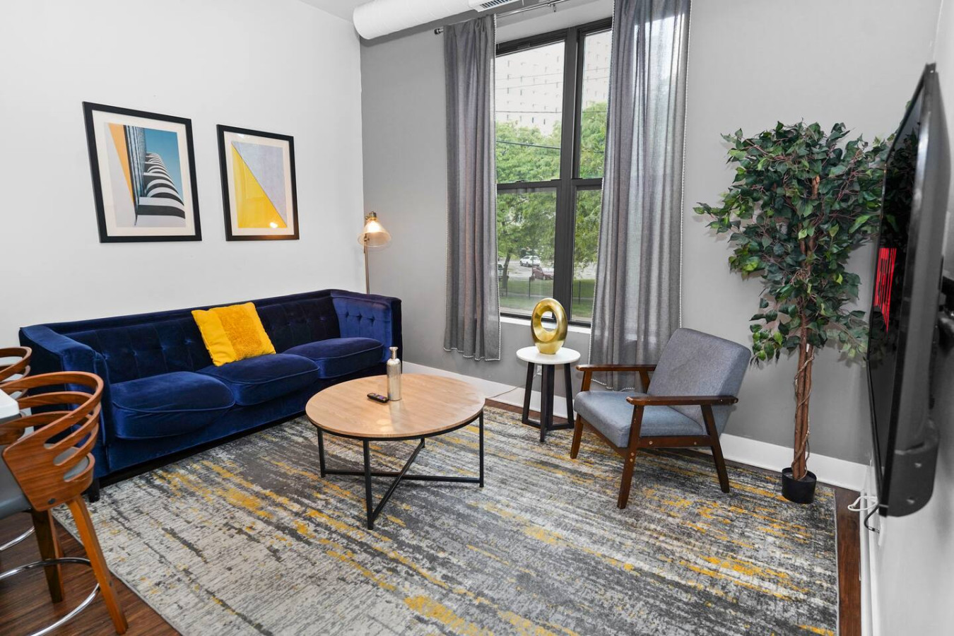 Cozy Chicago Smoke Ok 3BR Suite | Near McCormick