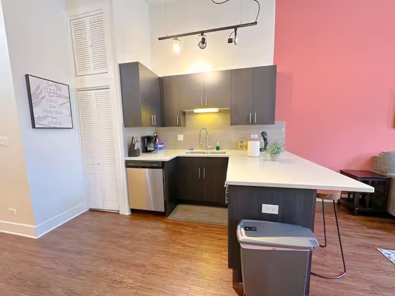 Smoke Ok 2BR Chicago Retreat | Near McCormick