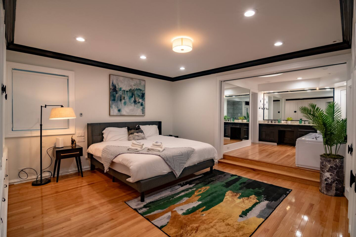 Modern 4BR Gold Coast Duplex with Jacuzzi + Balcony
