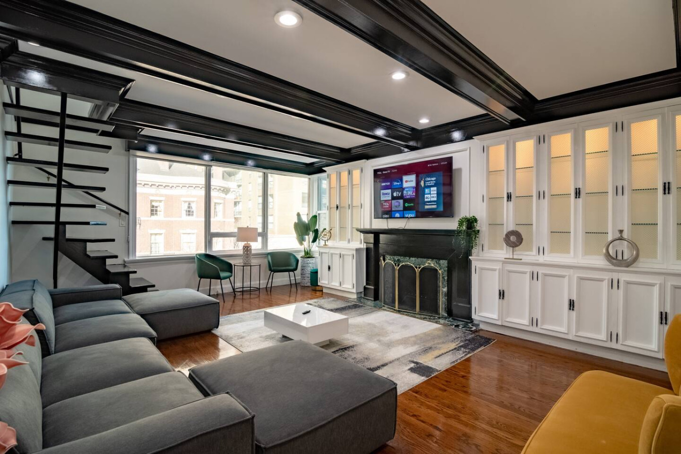 Modern 4BR Gold Coast Duplex with Jacuzzi + Balcony