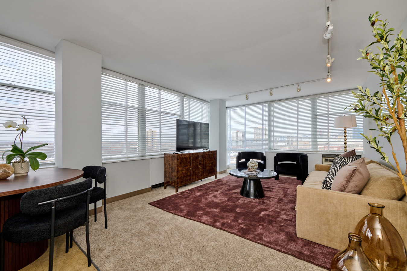 Spacious 3BR Sleeps 8 * 5 Min to McCormick + Gym + Rooftop