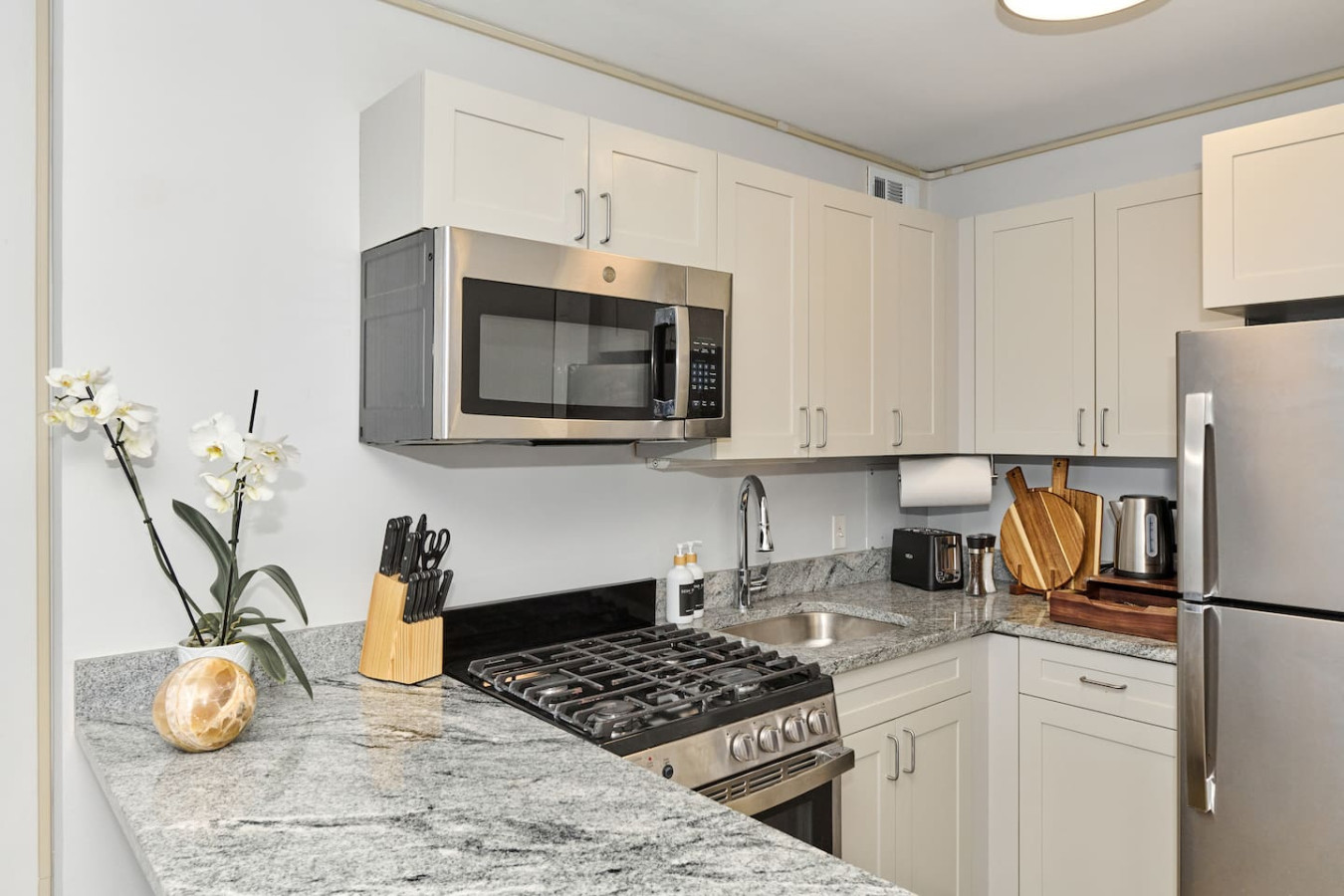 Studio Near McCormick & Downtown | Work Ready