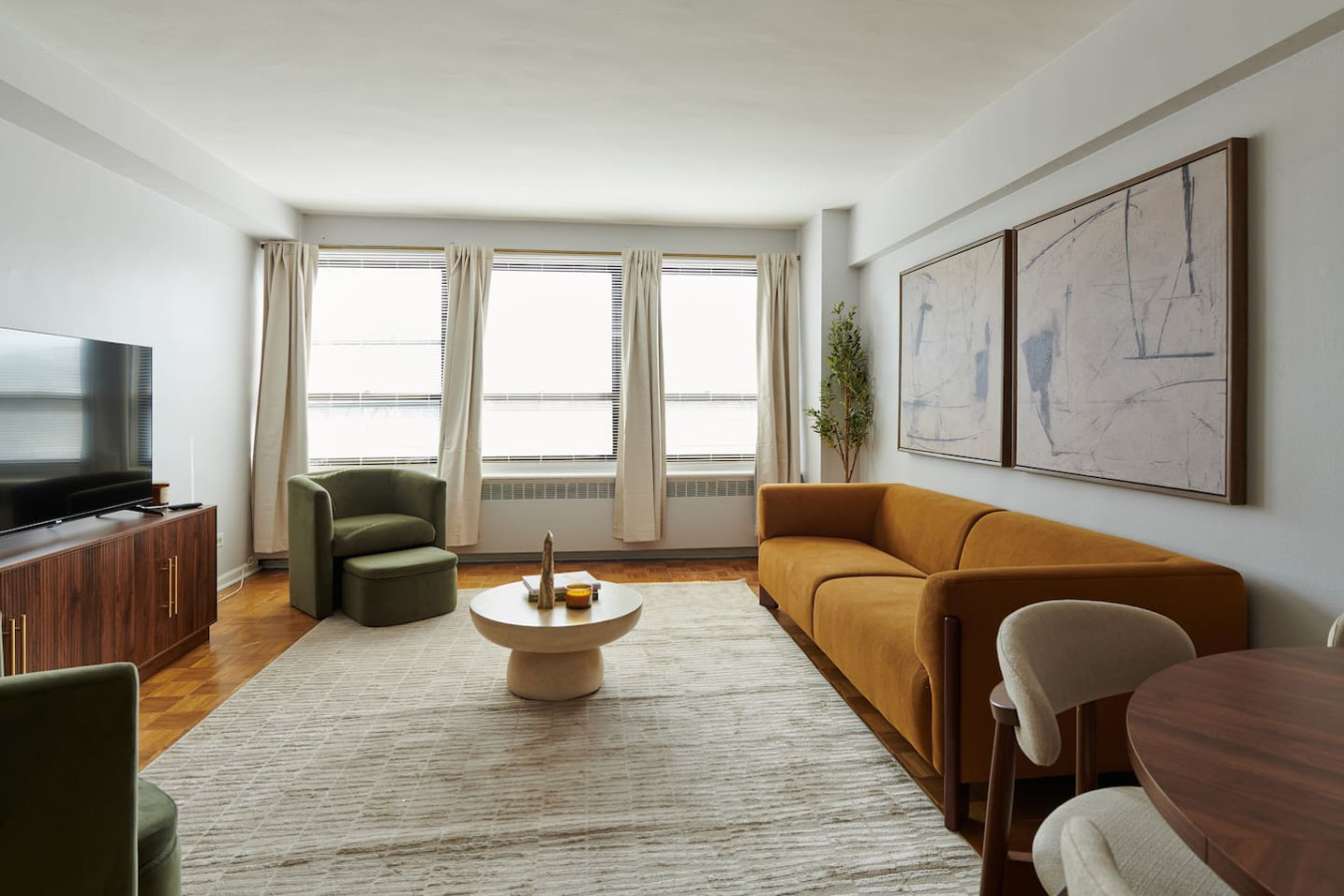Lakeview stay with 55" TVs * Walk to Lake + Golf