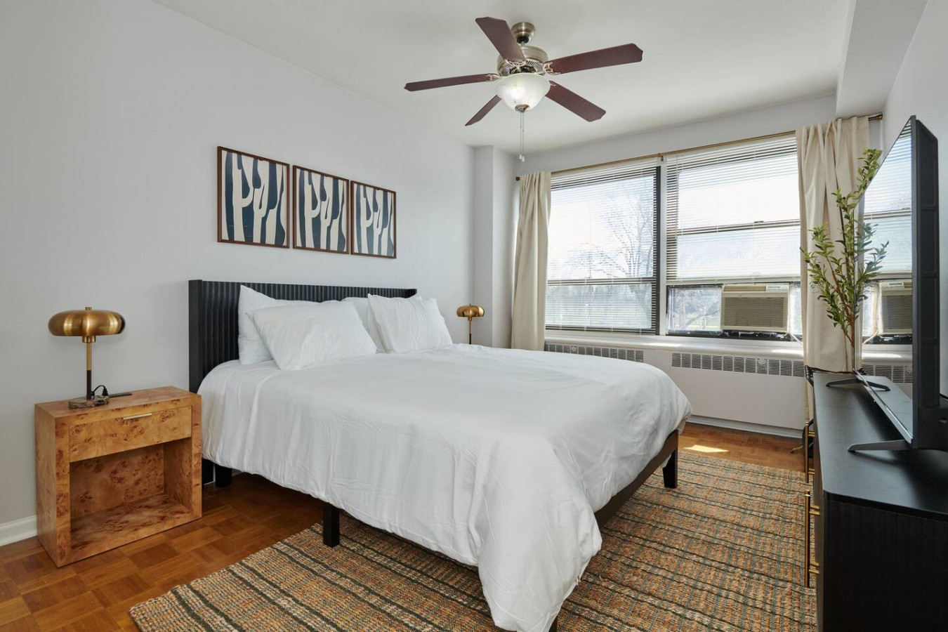 Lakeview stay with 55" TVs * Walk to Lake + Golf
