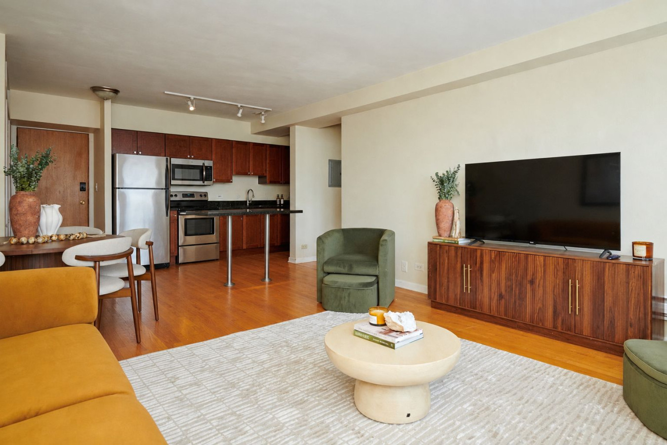 Lakeview Escape * Near Lake + City Access+ Wi-Fi