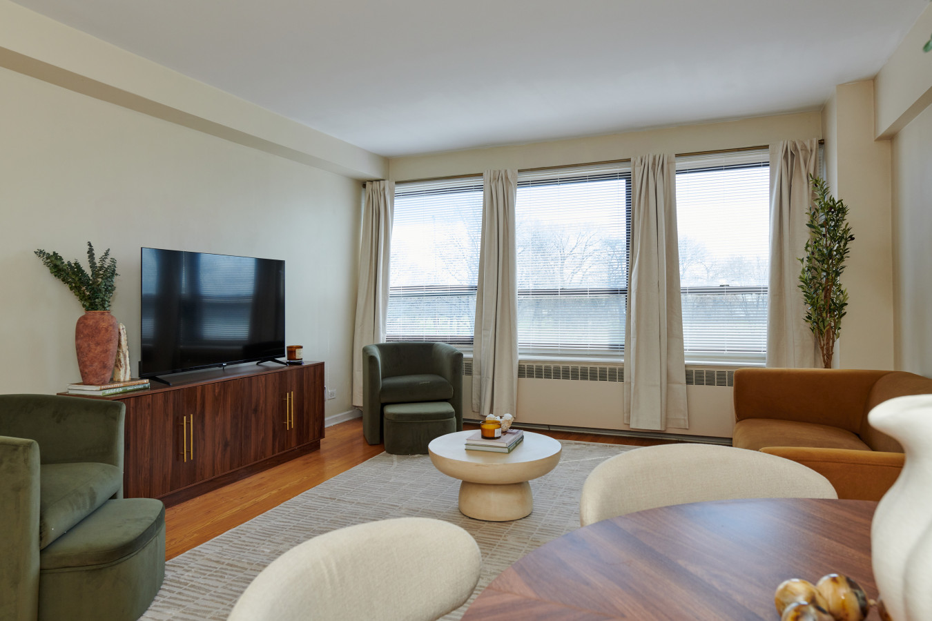 Lakeview Escape * Near Lake + City Access+ Wi-Fi