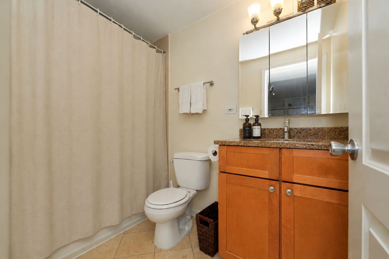 Lakeview Escape * Near Lake + City Access+ Wi-Fi
