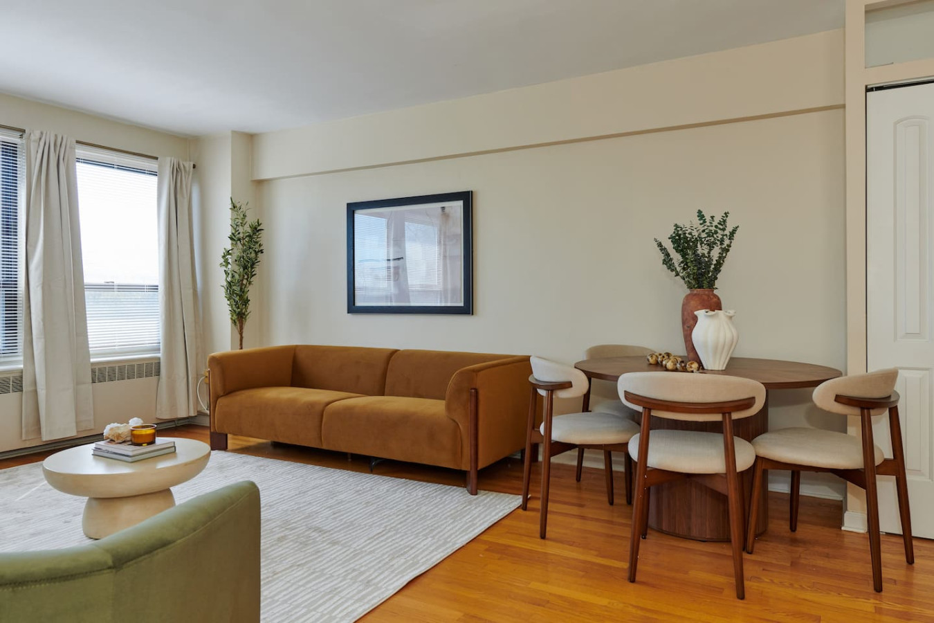Lakeview Stay | 15mins Walk to Lake + Golf