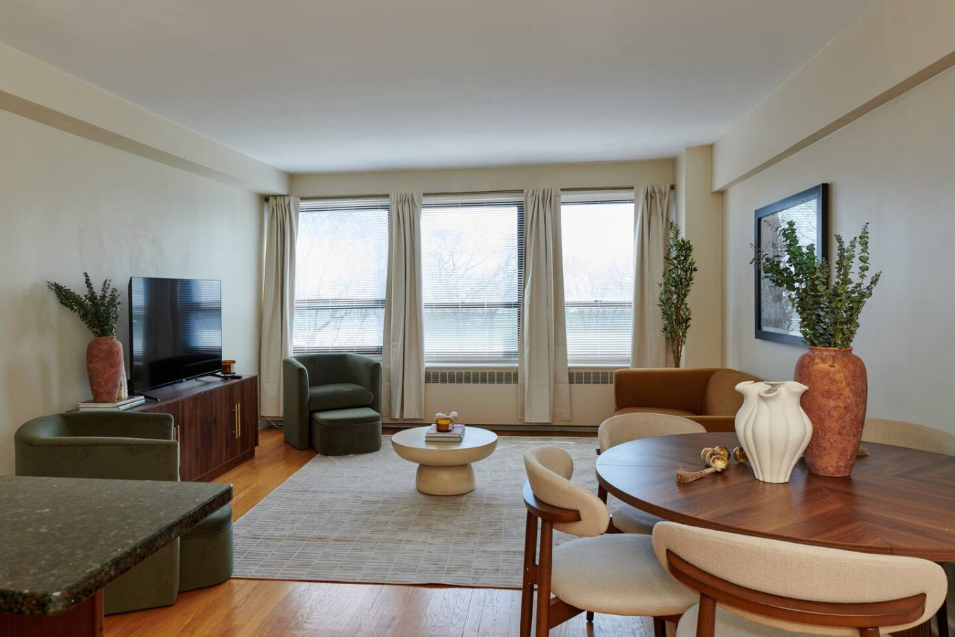 Lakeview Stay | 15mins Walk to Lake + Golf