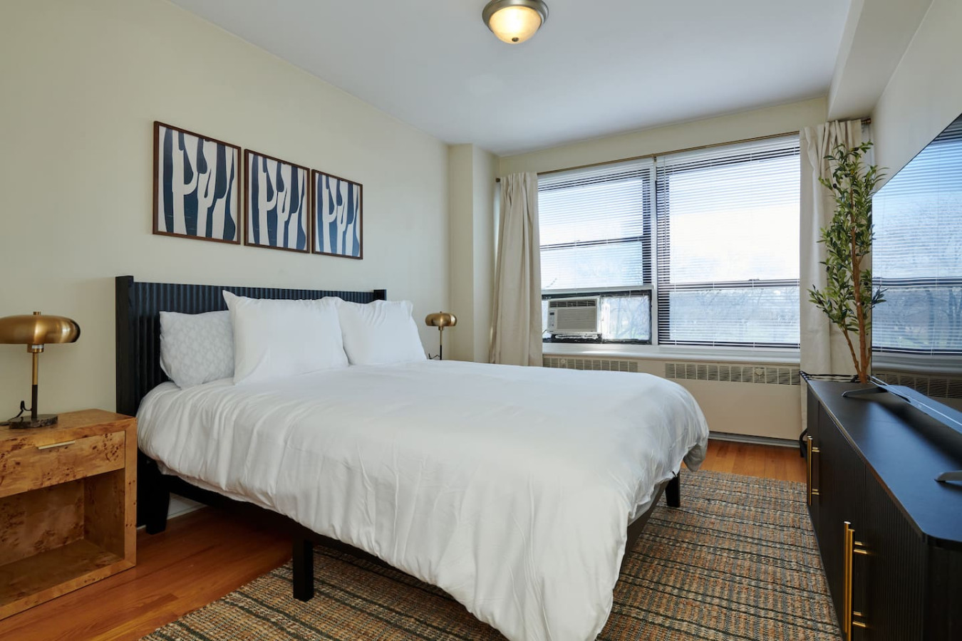 Lakeview Stay | 15mins Walk to Lake + Golf