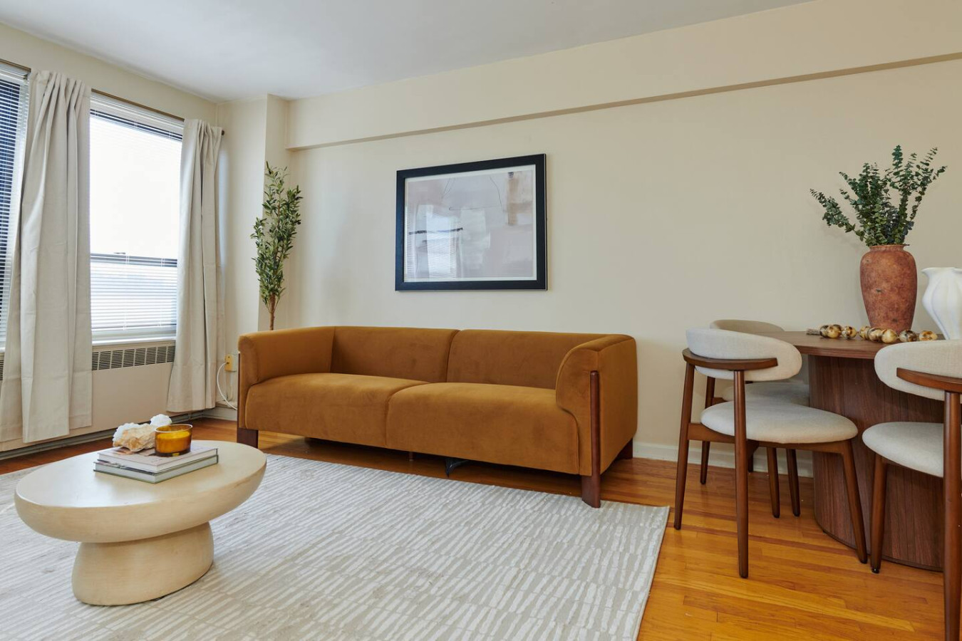 Lakeview Stay | 15mins Walk to Lake + Golf