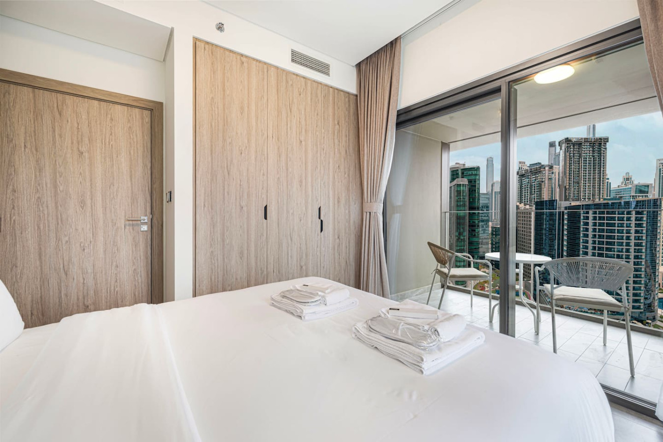 High Floor Burj & Canal View | 5 Mins to Dubai Mall thumbnail 24