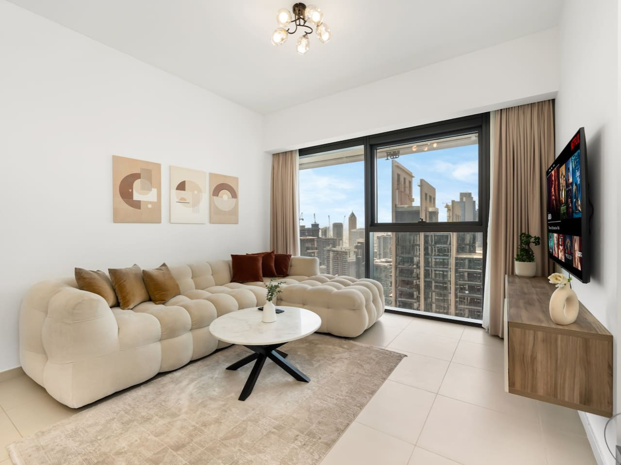 Pool / Gym / Free Parking / Skyline / Near Mall