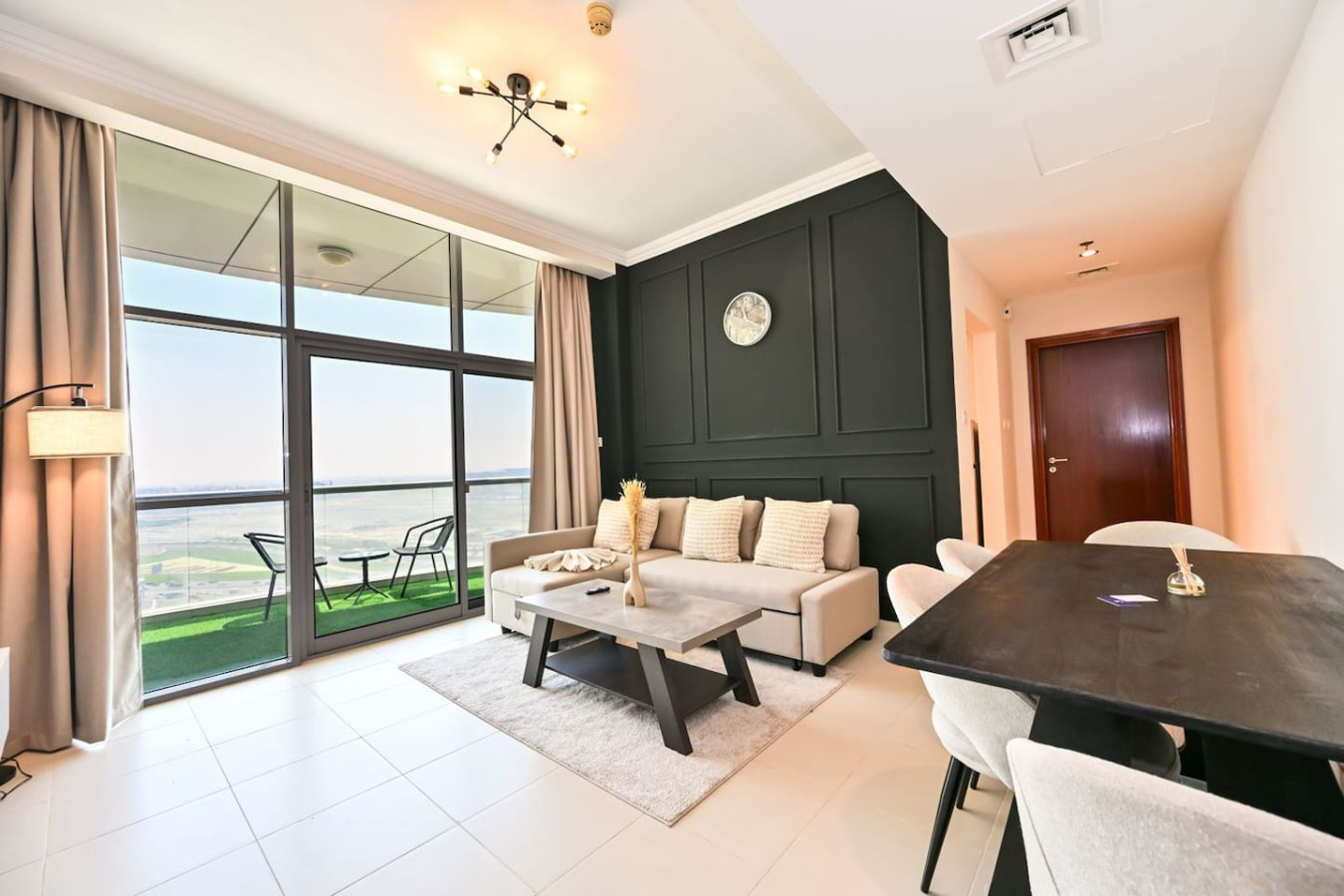 Pool / Gym / Balcony / Canal View / Fast Wifi