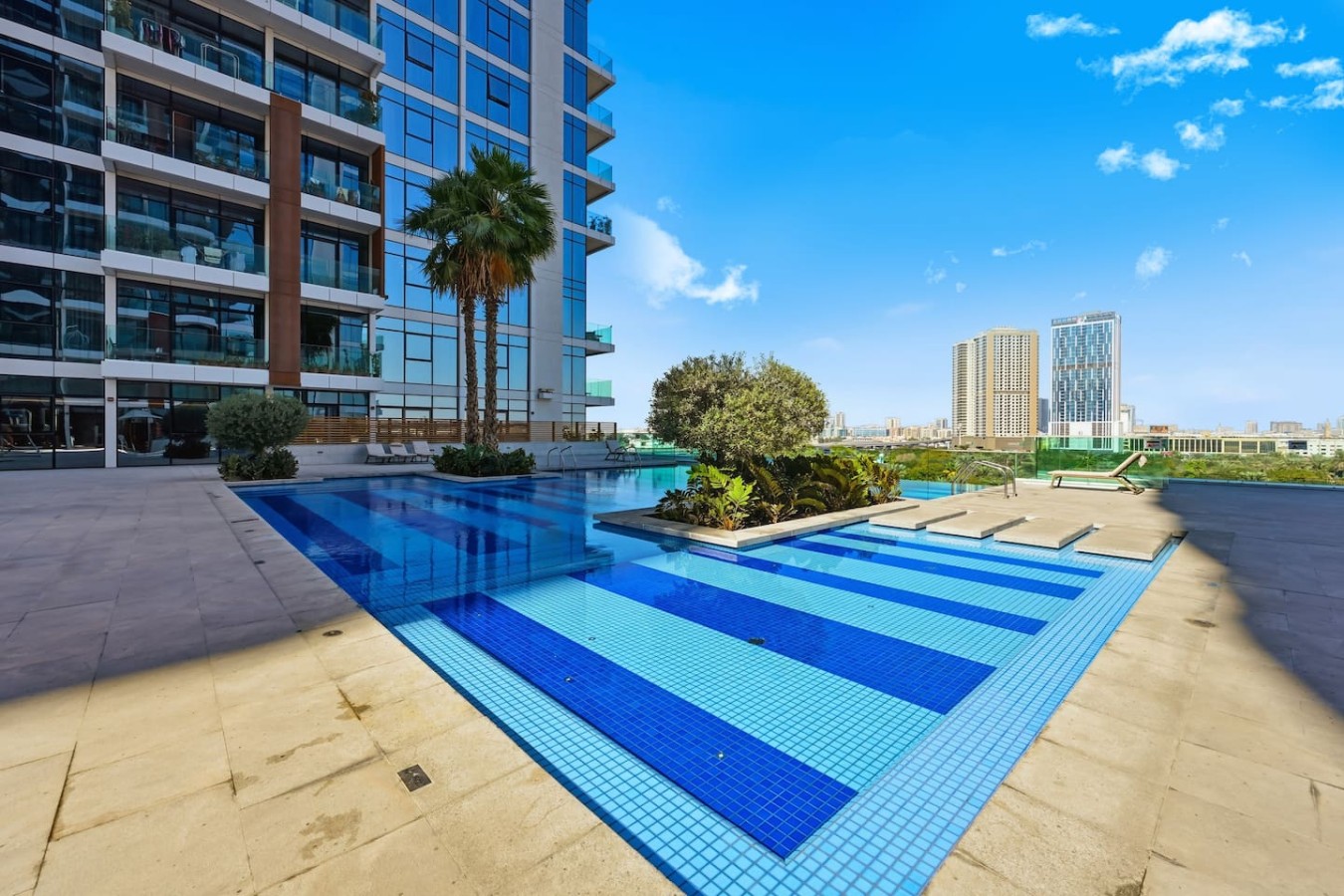 Gym / Pool / Big Balcony / Skyline
