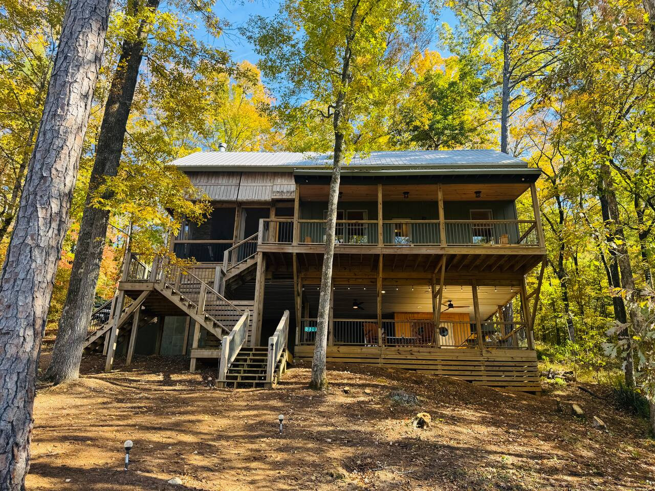 Charming waterfront house on Yates Lake.