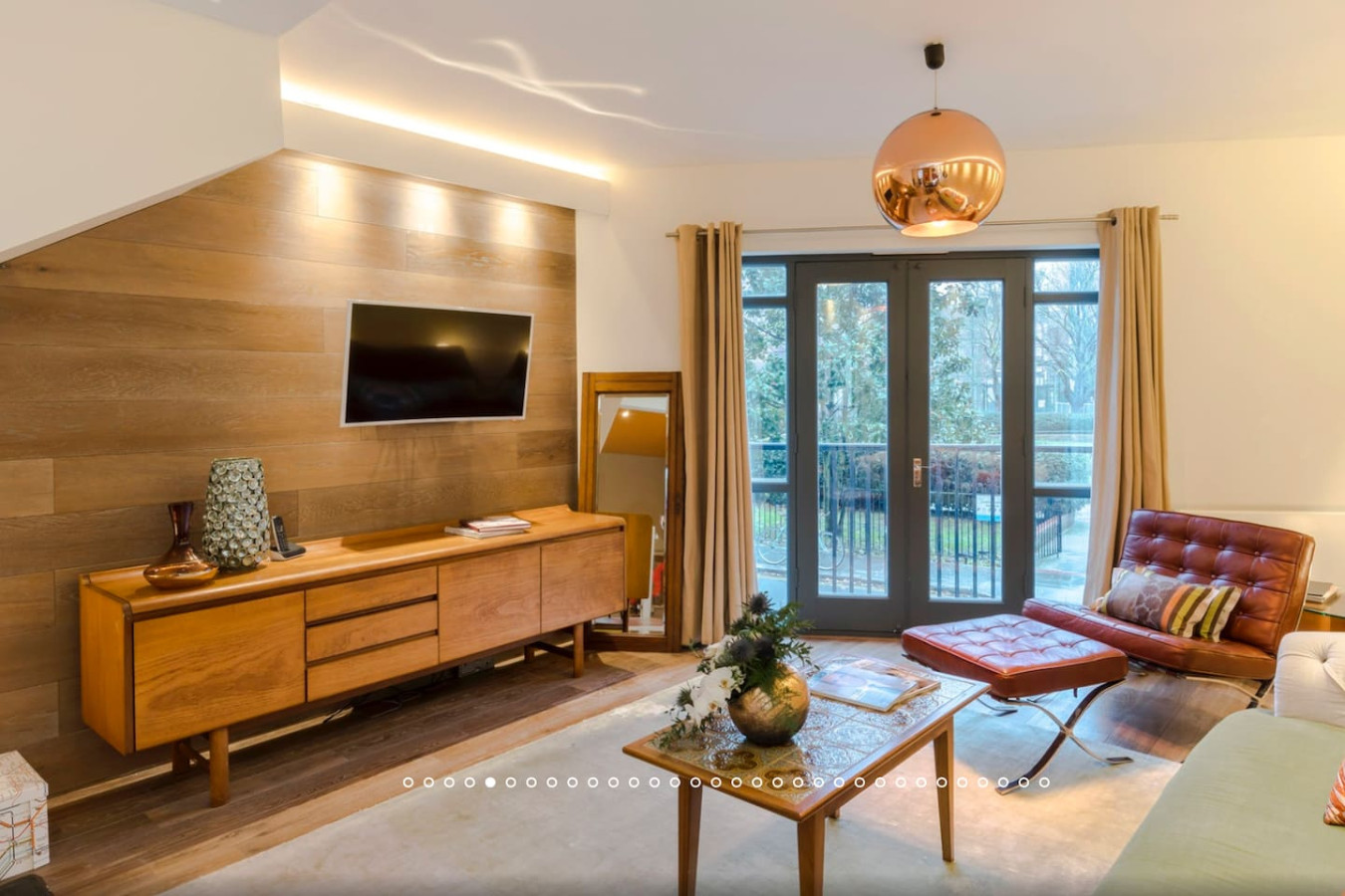 Neon Melody – Playful 2 Bedrooms by London Bridge