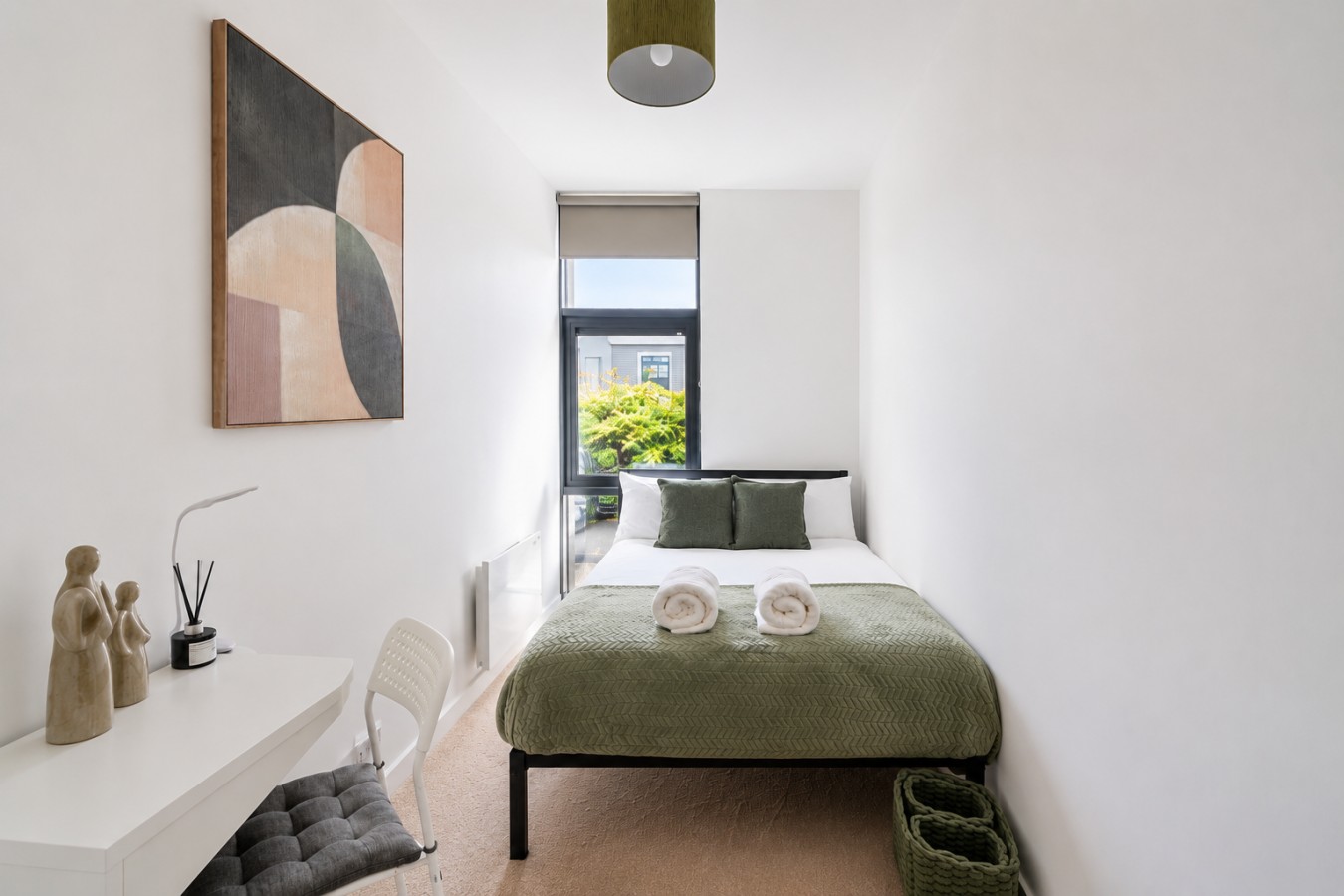 Lakeside | 2-Bed Apartment | Staines, Heathrow serviced apartment - Staines-upon-Thames, UK - VivreStays