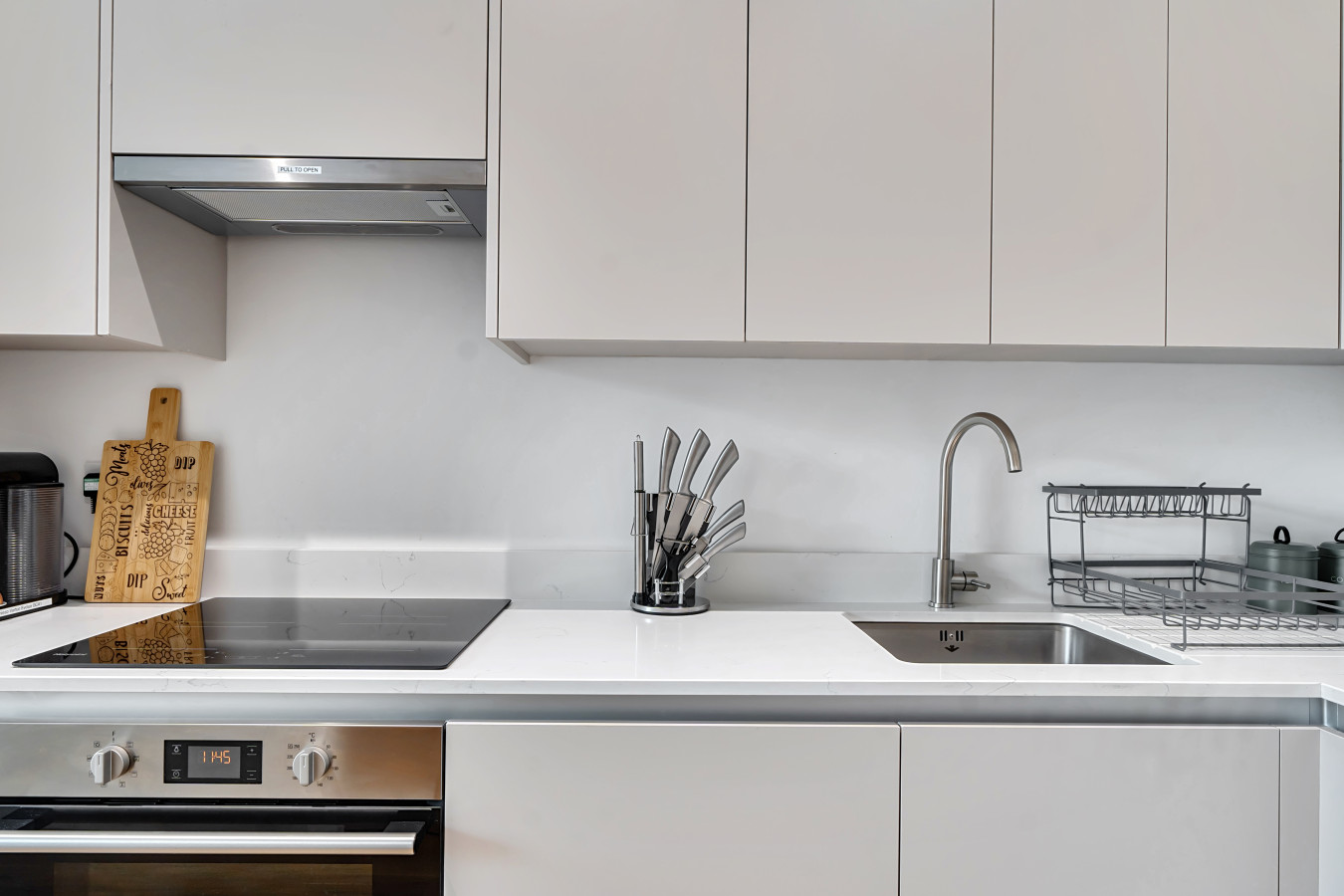 Lakeside | 2-Bed Apartment | Staines, Heathrow in Flat 1, Lakeside East, Lakeside Close, Staines-upon-Thames, TW18 3FF, UK - Property image 12 - VivreStays