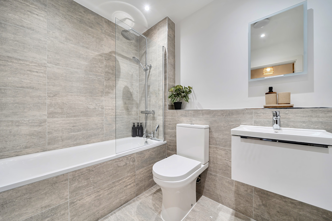 Lakeside | 2-Bed Apartment | Staines, Heathrow in Flat 1, Lakeside East, Lakeside Close, Staines-upon-Thames, TW18 3FF, UK - Property image 6 - VivreStays
