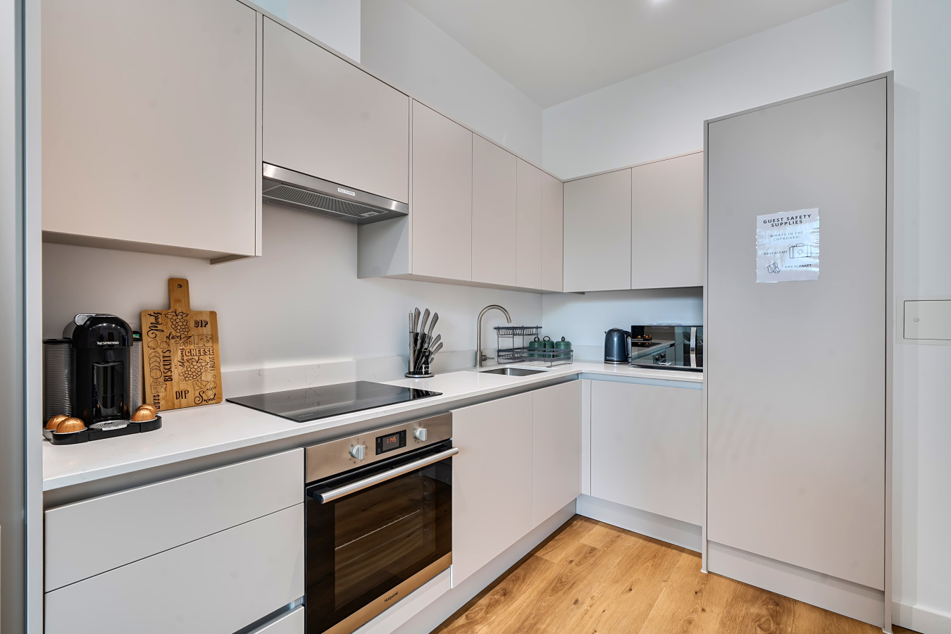 Lakeside | 2-Bed Apartment | Staines, Heathrow in Flat 1, Lakeside East, Lakeside Close, Staines-upon-Thames, TW18 3FF, UK - Property image 5 - VivreStays