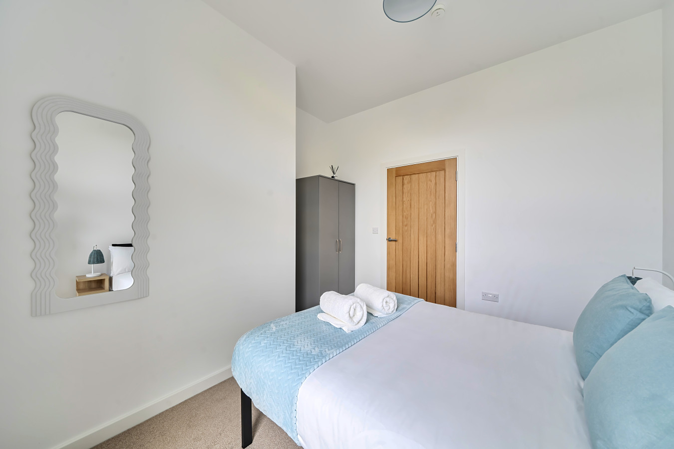 Lakeside | 2-Bed Apartment | Staines, Heathrow in Flat 1, Lakeside East, Lakeside Close, Staines-upon-Thames, TW18 3FF, UK - Property image 8 - VivreStays