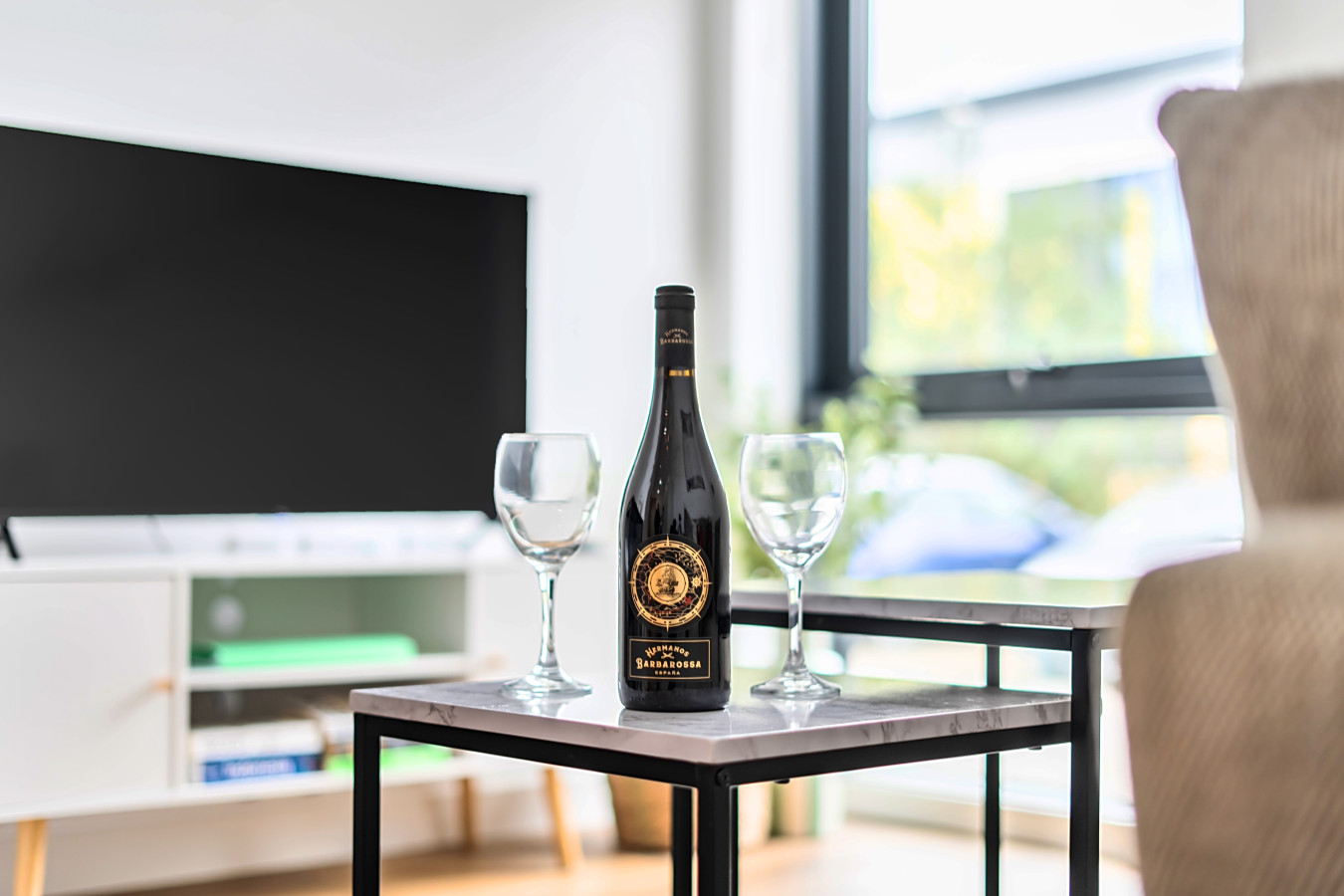 Lakeside | 2-Bed Apartment | Staines, Heathrow in Flat 1, Lakeside East, Lakeside Close, Staines-upon-Thames, TW18 3FF, UK - Property image 11 - VivreStays