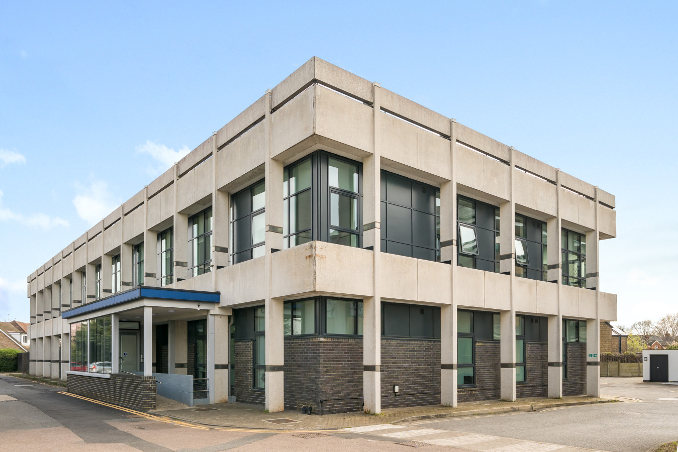 Lakeside | 2-Bed Apartment | Staines, Heathrow in Flat 1, Lakeside East, Lakeside Close, Staines-upon-Thames, TW18 3FF, UK - Property image 14 - VivreStays
