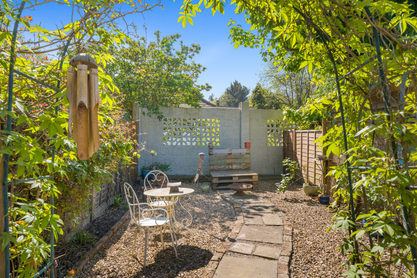 Golden Leaves | 2-Bed Home | Wraysbury, Heathrow in Golden Leaves, 74 Wraysbury Road - Property image 5 - VivreStays