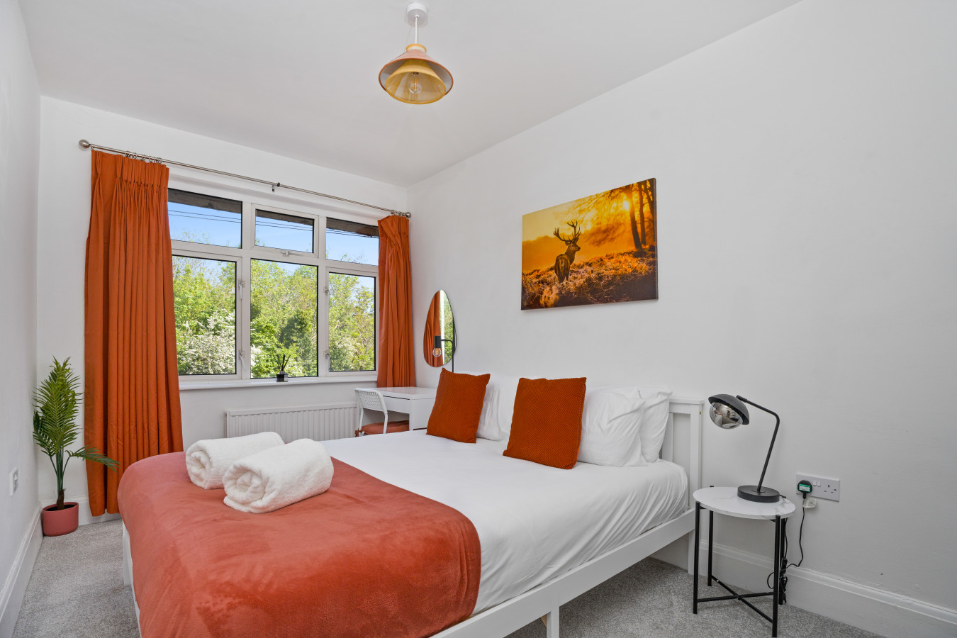 Golden Leaves | 2-Bed Home | Wraysbury, Heathrow in Golden Leaves, 74 Wraysbury Road - Property image 2 - VivreStays