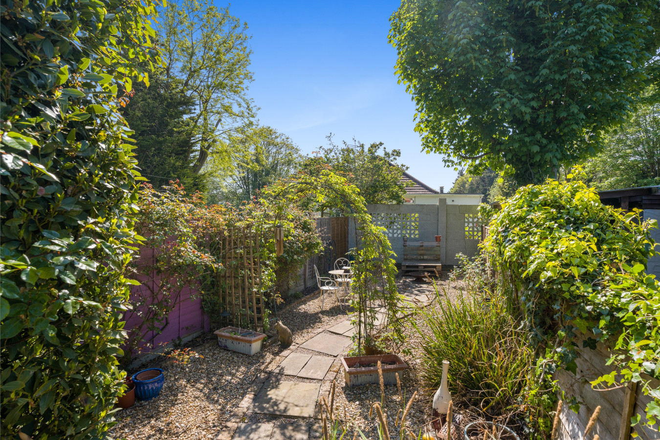 Golden Leaves | 2-Bed Home | Wraysbury, Heathrow in Golden Leaves, 74 Wraysbury Road - Property image 10 - VivreStays