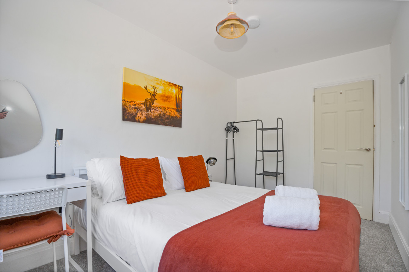Golden Leaves | 2-Bed Home | Wraysbury, Heathrow in Golden Leaves, 74 Wraysbury Road - Property image 6 - VivreStays