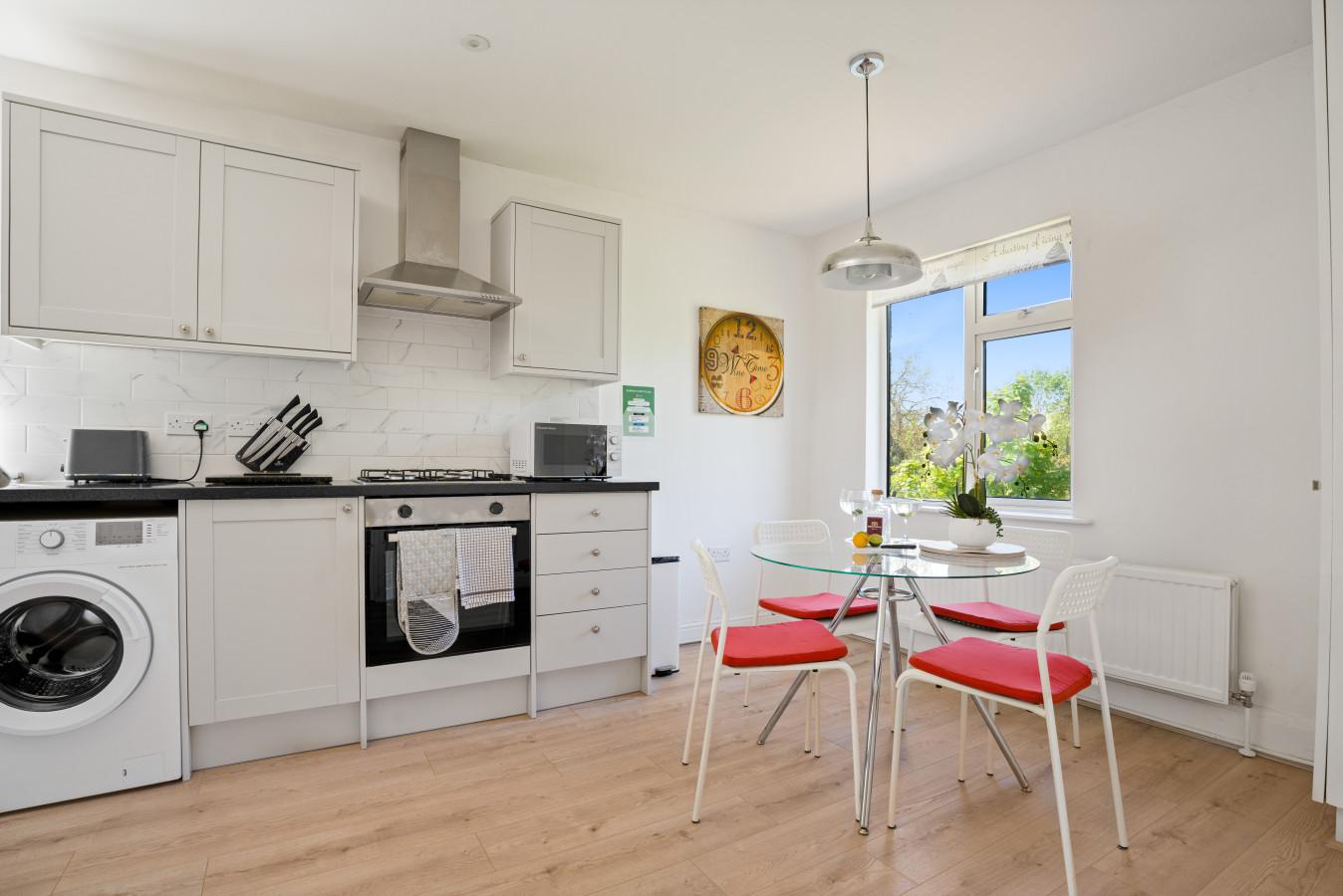 Golden Leaves | 2-Bed Home | Wraysbury, Heathrow in Golden Leaves, 74 Wraysbury Road - Property image 4 - VivreStays