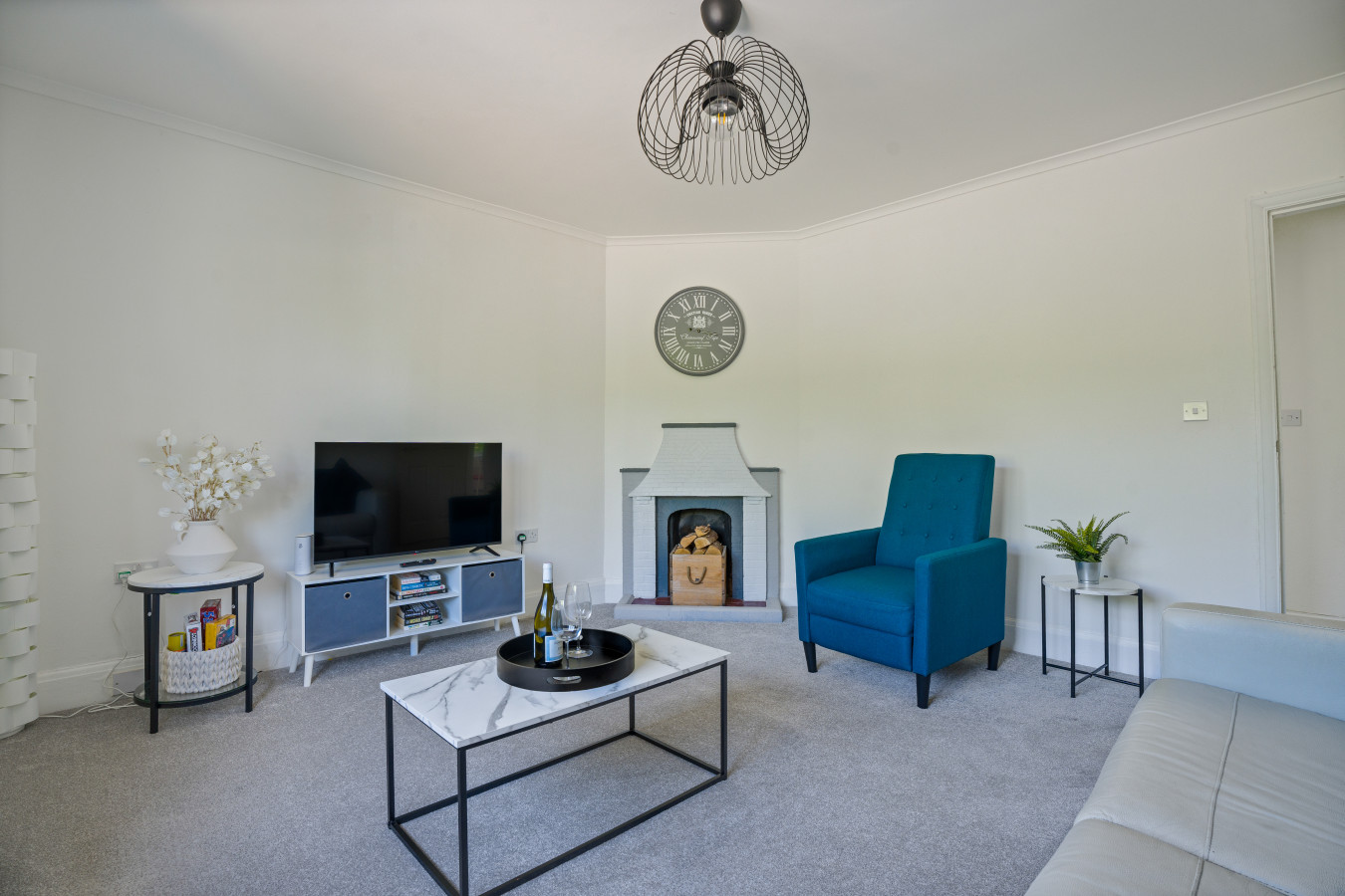 Golden Leaves | 2-Bed Home | Wraysbury, Heathrow in Golden Leaves, 74 Wraysbury Road - Property image 8 - VivreStays